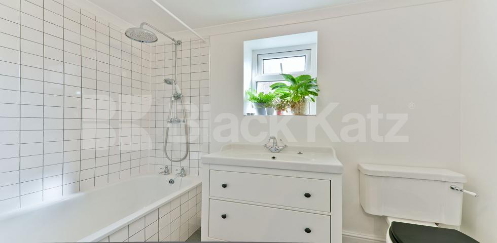 			UNDER OFFER, 2 Bedroom, 1 bath, 1 reception Ground Floor Flat			 Stanstead Road, Forrest Hill